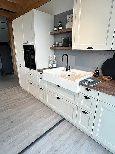 Elegante Landhausküche mit Insel und Buffet-Schrank, crema-magnolie
