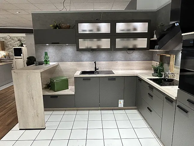 Moderne L-Küche Vulkangrau mit Sitzmöglichkeit