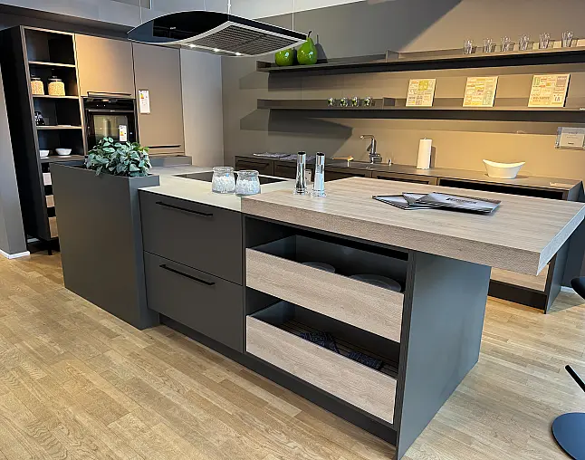 Designinsel mit warmgewalzter Edelstahl-Arbeitsplatte