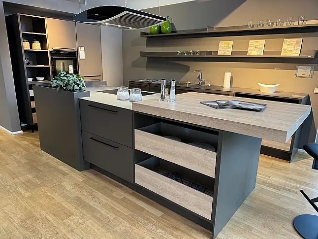 Designinsel mit warmgewalzter Edelstahl-Arbeitsplatte