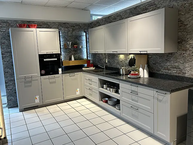 Ausstellungsküche 110, Cheyenne Lacklaminat in Steingrau mit Granitarbeitsplatte, Landhausstil L-Form