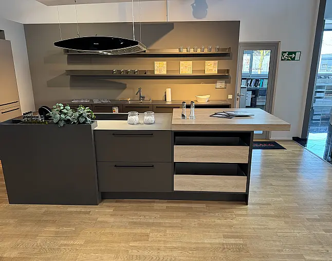 Designinsel mit warmgewalzter Edelstahl-Arbeitsplatte