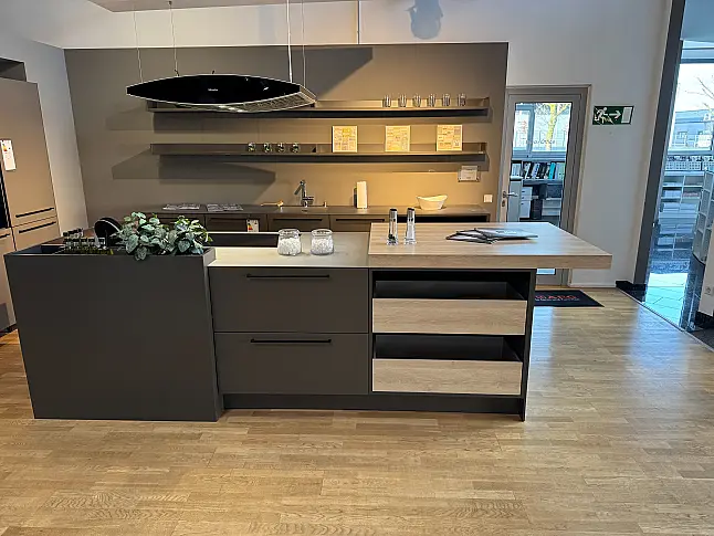 Designinsel mit warmgewalzter Edelstahl-Arbeitsplatte