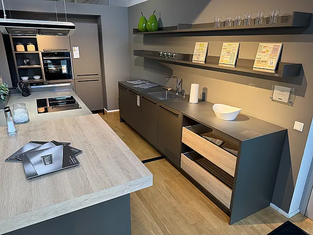 Designinsel mit warmgewalzter Edelstahl-Arbeitsplatte