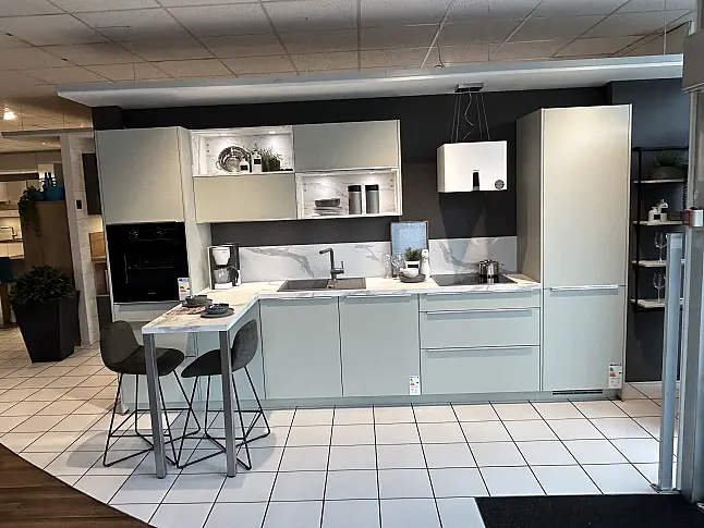 Ausstelungsküche 109, Küchenzeile, Frabe Jade mit Sitzplatz und 2 Tresenhockern, Lack Antifingerprint