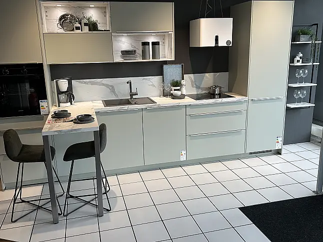Ausstelungsküche 109, Küchenzeile, Frabe Jade mit Sitzplatz und 2 Tresenhockern, Lack Antifingerprint
