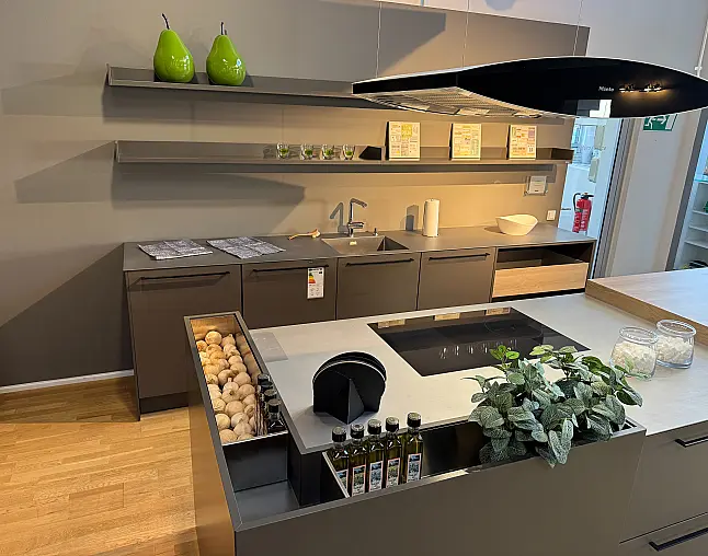 Designinsel mit warmgewalzter Edelstahl-Arbeitsplatte