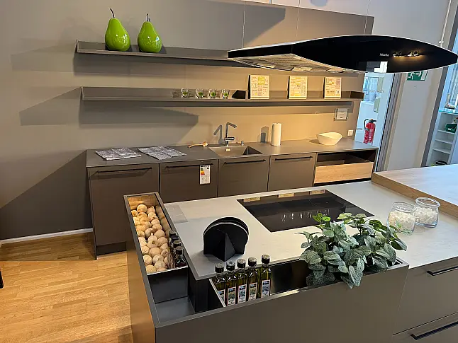 Designinsel mit warmgewalzter Edelstahl-Arbeitsplatte