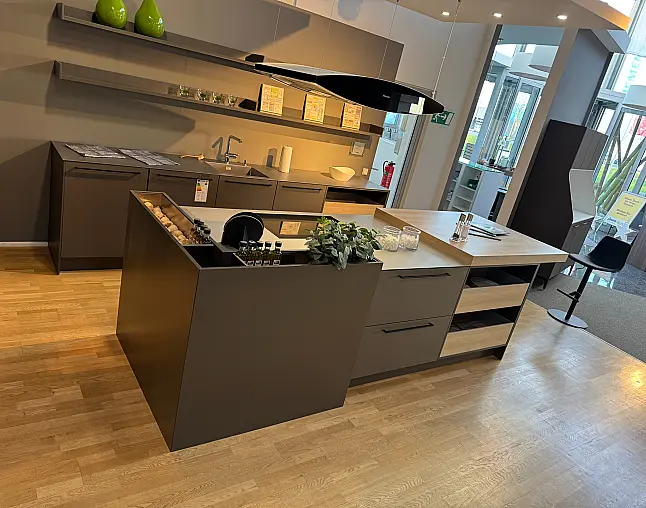 Designinsel mit warmgewalzter Edelstahl-Arbeitsplatte