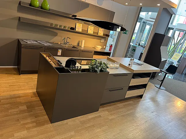 Designinsel mit warmgewalzter Edelstahl-Arbeitsplatte