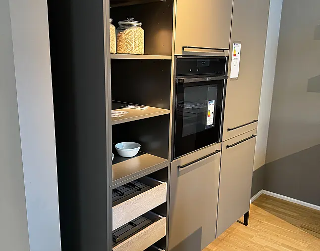 Designinsel mit warmgewalzter Edelstahl-Arbeitsplatte