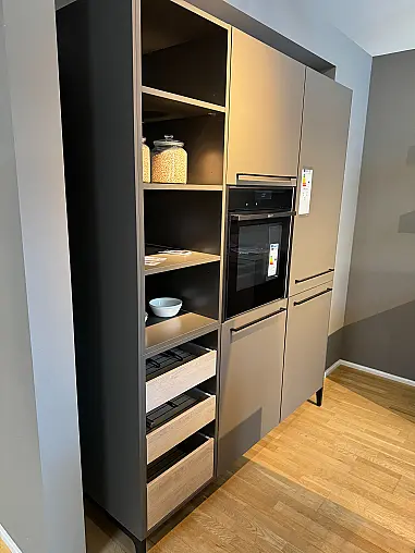 Designinsel mit warmgewalzter Edelstahl-Arbeitsplatte