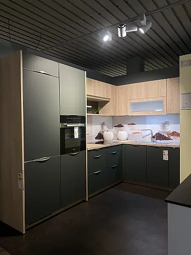 dunkle Küche mit Eiche Montreal NB Griffleiste moderne Einbauküche Glasrückwand inkl. E-Geräte komplett