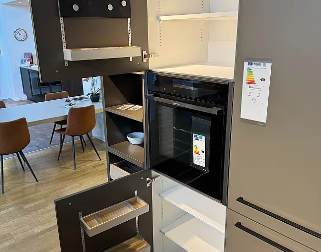Designinsel mit warmgewalzter Edelstahl-Arbeitsplatte