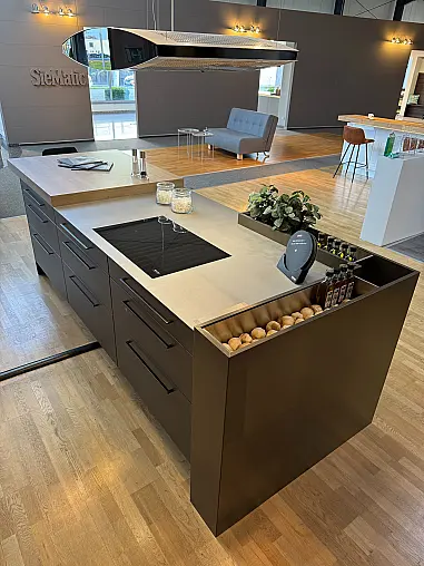 Designinsel mit warmgewalzter Edelstahl-Arbeitsplatte
