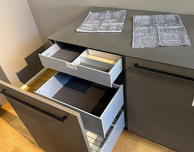 Designinsel mit warmgewalzter Edelstahl-Arbeitsplatte