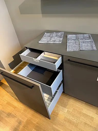 Designinsel mit warmgewalzter Edelstahl-Arbeitsplatte