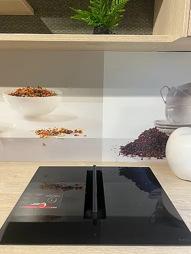 dunkle Küche mit Eiche Montreal NB Griffleiste moderne Einbauküche Glasrückwand inkl. E-Geräte komplett