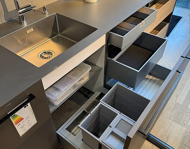 Designinsel mit warmgewalzter Edelstahl-Arbeitsplatte