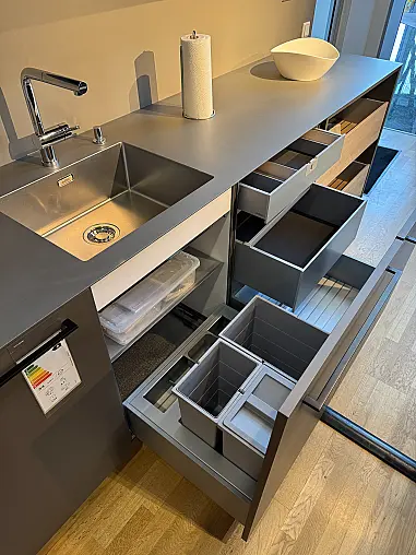 Designinsel mit warmgewalzter Edelstahl-Arbeitsplatte