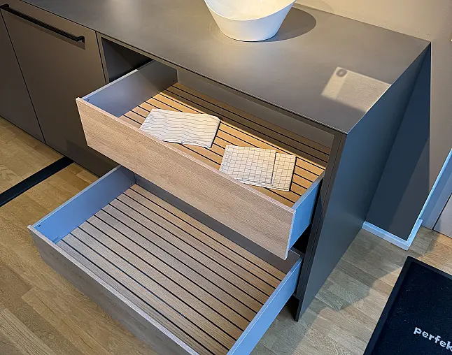 Designinsel mit warmgewalzter Edelstahl-Arbeitsplatte