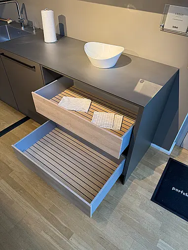 Designinsel mit warmgewalzter Edelstahl-Arbeitsplatte