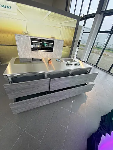 Moderne Edelstahl Insel APL mit Highboardschrankseite