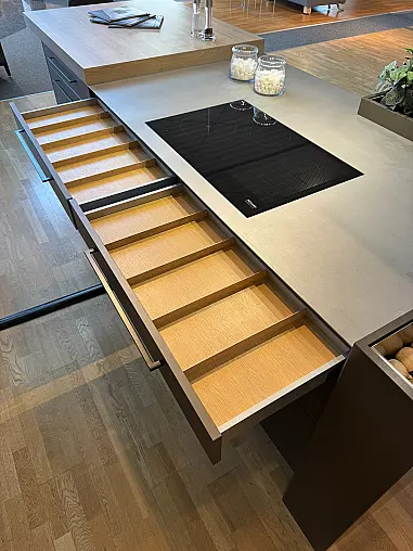 Designinsel mit warmgewalzter Edelstahl-Arbeitsplatte