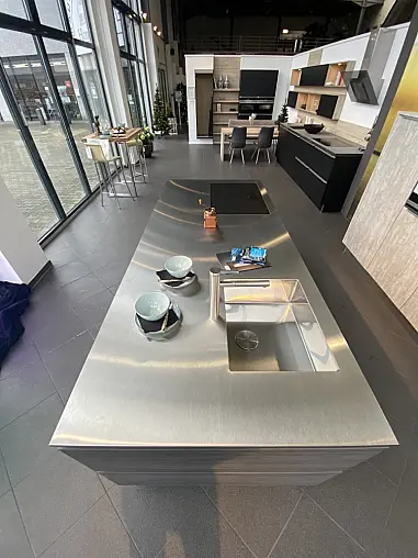 Moderne Edelstahl Insel APL mit Highboardschrankseite
