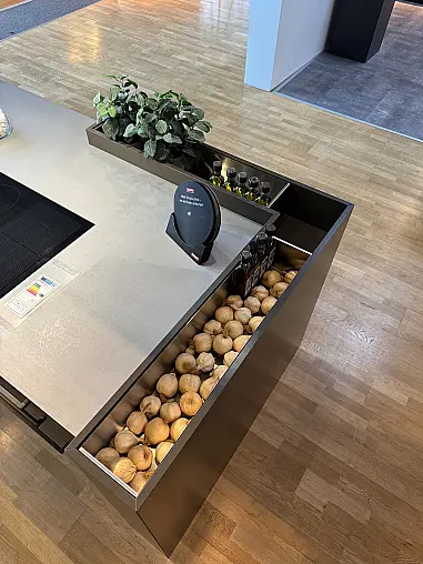 Designinsel mit warmgewalzter Edelstahl-Arbeitsplatte