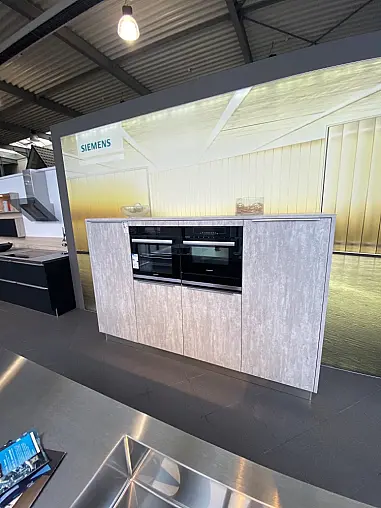 Moderne Edelstahl Insel APL mit Highboardschrankseite