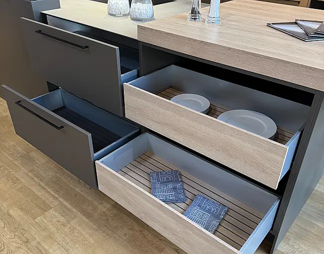 Designinsel mit warmgewalzter Edelstahl-Arbeitsplatte