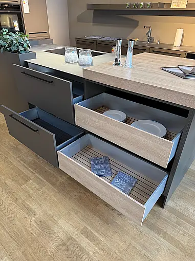 Designinsel mit warmgewalzter Edelstahl-Arbeitsplatte