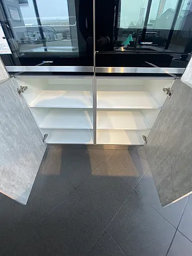 Moderne Edelstahl Insel APL mit Highboardschrankseite