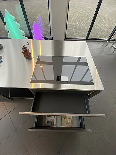 Moderne Edelstahl Insel APL mit Highboardschrankseite