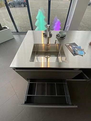 Moderne Edelstahl Insel APL mit Highboardschrankseite