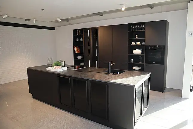 Große Schwarze Küche mit Insel – Eleganz und Funktionalität vereint