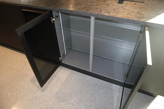 Große Schwarze Küche mit Insel – Eleganz und Funktionalität vereint