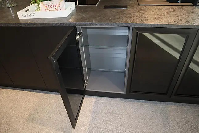 Große Schwarze Küche mit Insel – Eleganz und Funktionalität vereint