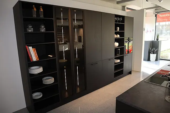 Große Schwarze Küche mit Insel – Eleganz und Funktionalität vereint