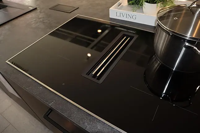 Große Schwarze Küche mit Insel – Eleganz und Funktionalität vereint