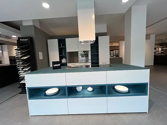 Exklusive LEICHT Inselküche mit Glas-Arbeitsplatte und hochwertigen Einbaugeräten von Gaggenau