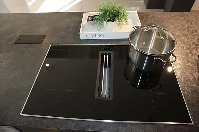 Große Schwarze Küche mit Insel – Eleganz und Funktionalität vereint