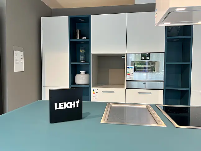 Exklusive LEICHT Inselküche mit Glas-Arbeitsplatte und hochwertigen Einbaugeräten von Gaggenau