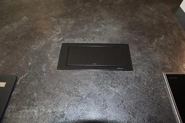 Große Schwarze Küche mit Insel – Eleganz und Funktionalität vereint