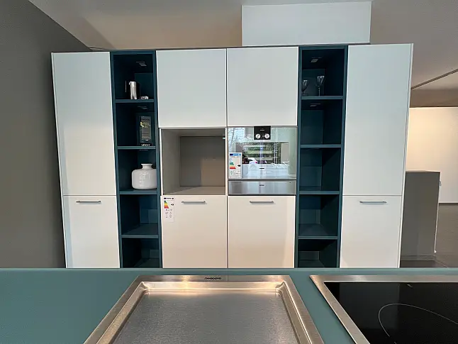 Exklusive LEICHT Inselküche mit Glas-Arbeitsplatte und hochwertigen Einbaugeräten von Gaggenau