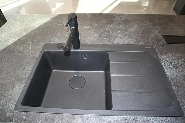 Große Schwarze Küche mit Insel – Eleganz und Funktionalität vereint