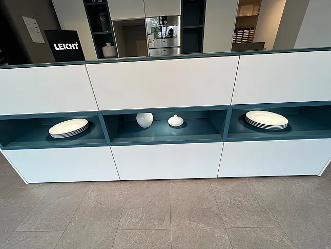 Exklusive LEICHT Inselküche mit Glas-Arbeitsplatte und hochwertigen Einbaugeräten von Gaggenau