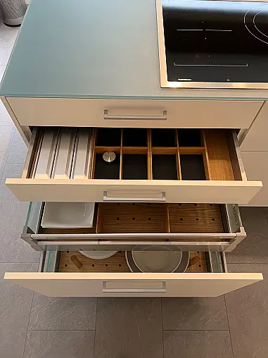 Exklusive LEICHT Inselküche mit Glas-Arbeitsplatte und hochwertigen Einbaugeräten von Gaggenau