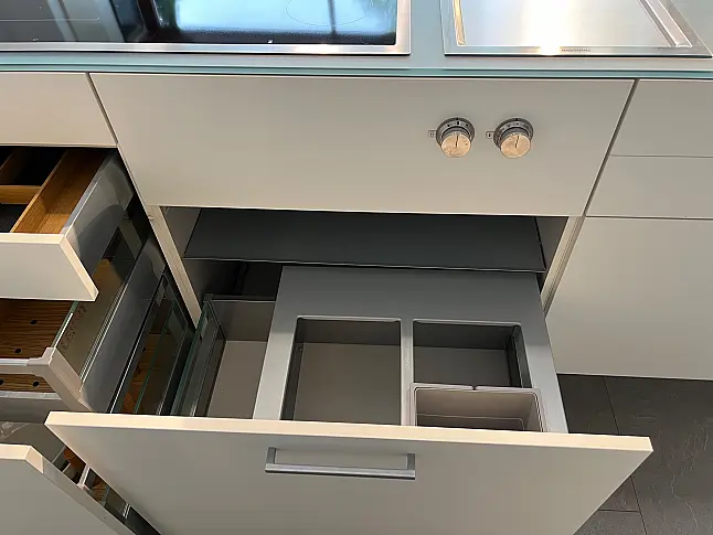 Exklusive LEICHT Inselküche mit Glas-Arbeitsplatte und hochwertigen Einbaugeräten von Gaggenau